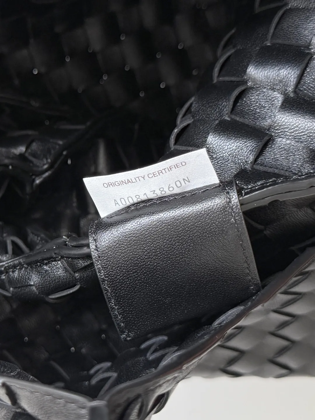 Batch 2760 new products are coming! BOTTEGA VENETA Bottega Veneta's 2025 new Campana shoulder bag is on the market~ First of all, I would like to praise the weight of this bag. As a not too small bag, it is very light for daily use. For people like me who need to carry a lot of belongings when going out, this advantage is great, and it greatly reduces the burden of traveling. 🛍️The shape is a bit like a combination of parachute and jodie. The blunt triangle shape is cute and honest. Carrying it on your back when going shopping is a good mood accelerator. The handles and body of the bag are both classic weaves. A tie is added to the original open design. If it is not tied up, the bag will look like a small vegetable basket when carried. Style number: 844250 Size: 39*24*18.5cm